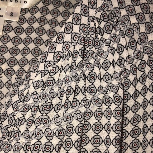 Max Studio S Medallion Print Long Sleeve Pullover 3 Button Front V-Neck Blouse - Picture 5 of 16